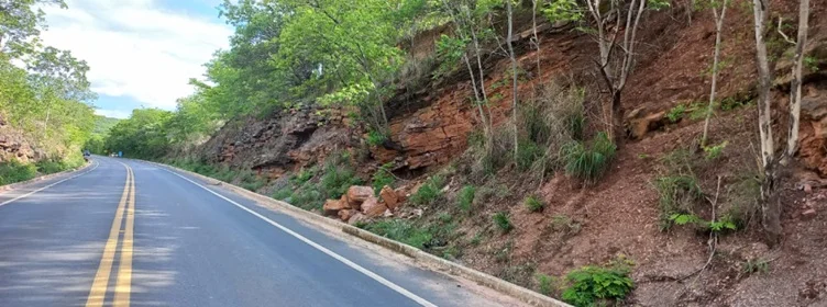 DER implanta “pare e siga” na MGC-135 para obras de contenção