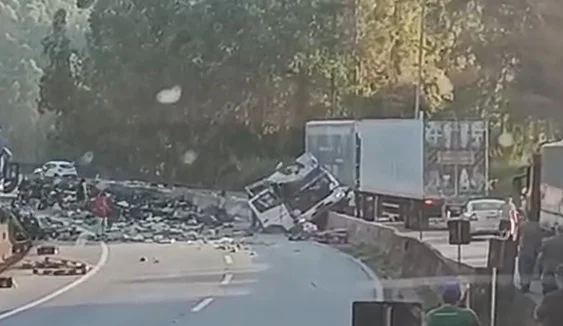 Fernão Dias: caminhão com carga de bananas tomba na BR-381 e provoca congestionamento