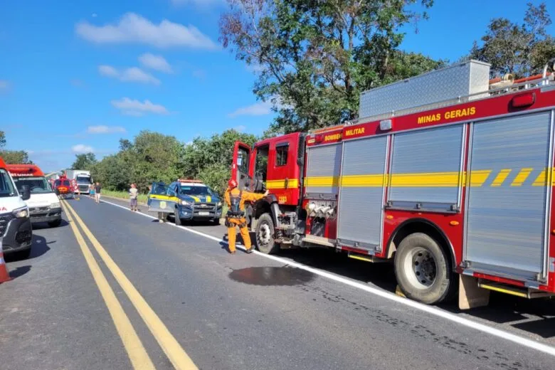 Tragédia na BR-251: ônibus tomba e deixa mortos e feridos