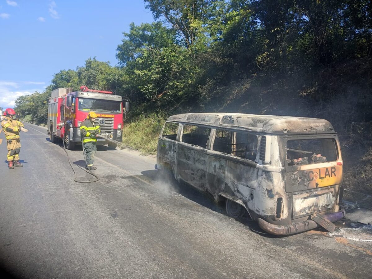 Kombi pega fogo na BR-251 e mobiliza Corpo de Bombeiros