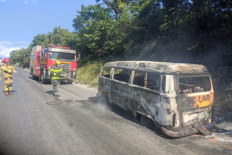 Kombi pega fogo na BR-251 e mobiliza Corpo de Bombeiros