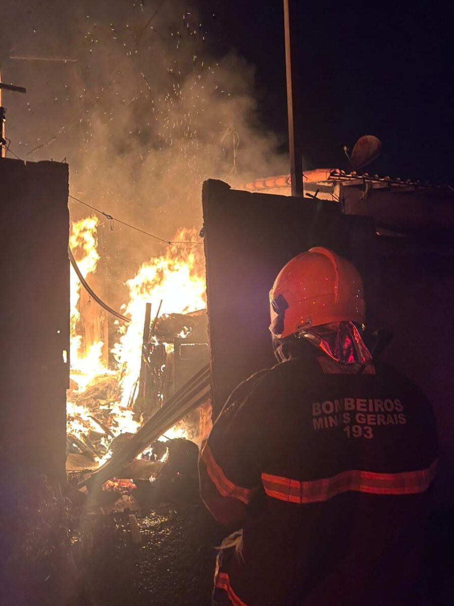 Incêndio em residência em Sete Lagoas mobiliza bombeiros na madrugada e idosa é retirada por populares