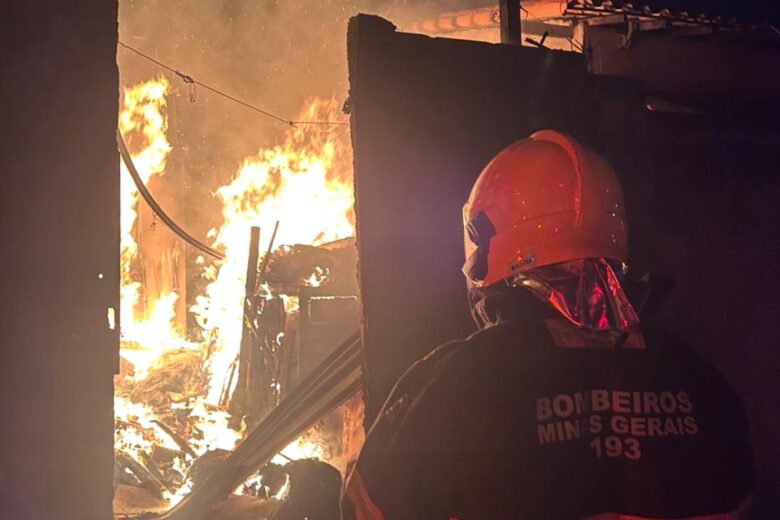 Incêndio em residência em Sete Lagoas mobiliza bombeiros na madrugada e idosa é retirada por populares