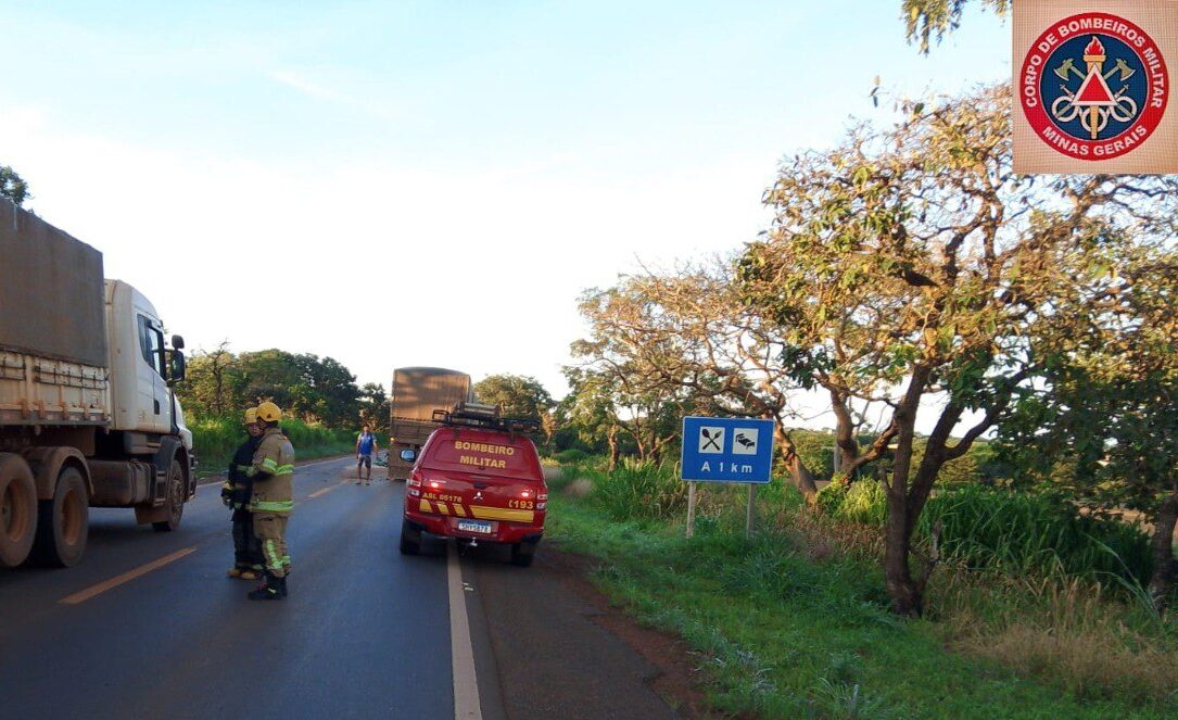 Colisão entre carreta e Fiat Strada mobiliza Bombeiros na BR-251