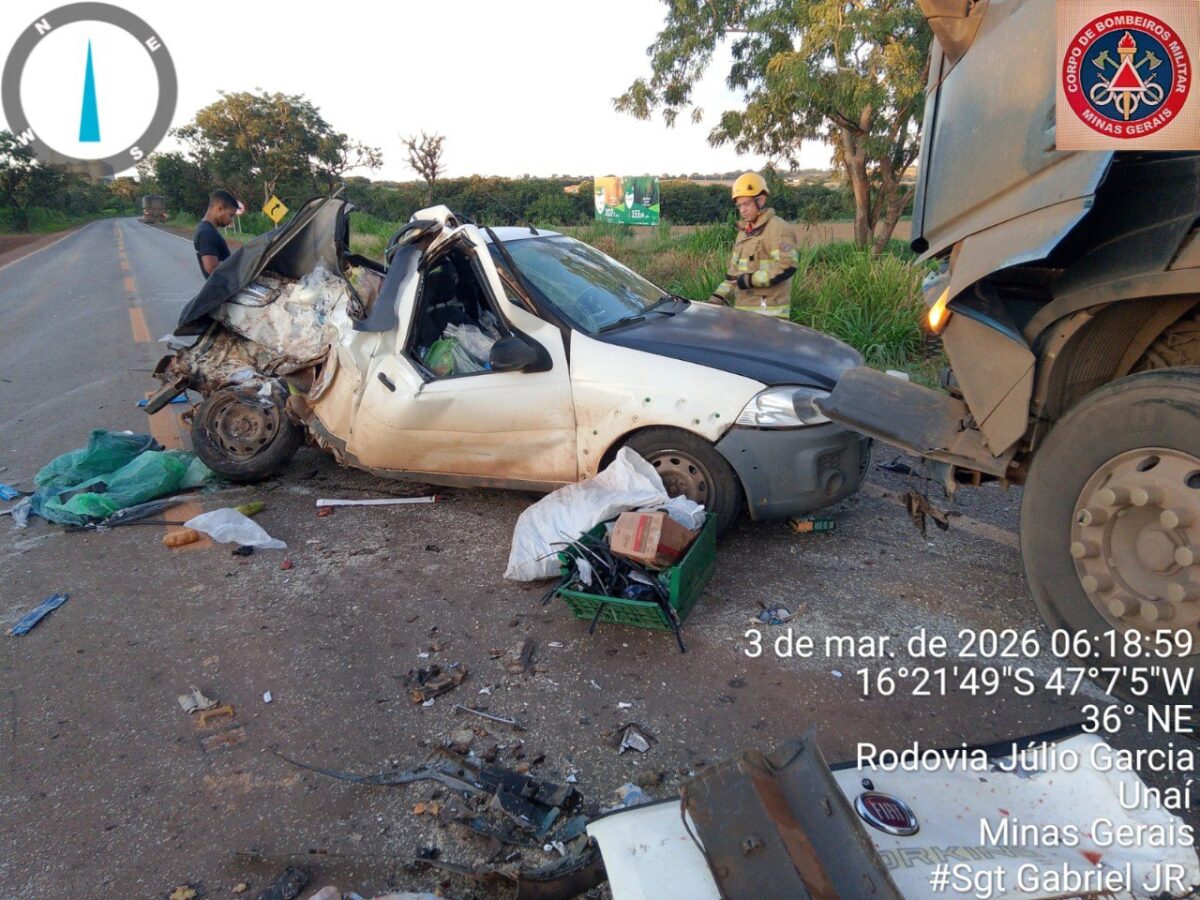 Colisão entre carreta e Fiat Strada mobiliza Bombeiros na BR-251