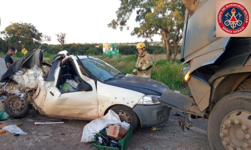 Colisão entre carreta e Fiat Strada mobiliza Bombeiros na BR-251