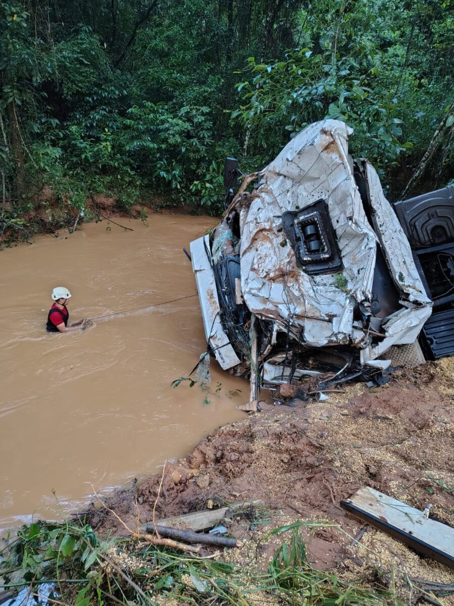 Motorista segue desaparecido após caminhão despencar de ponte na BR-365, em Patos de Minas