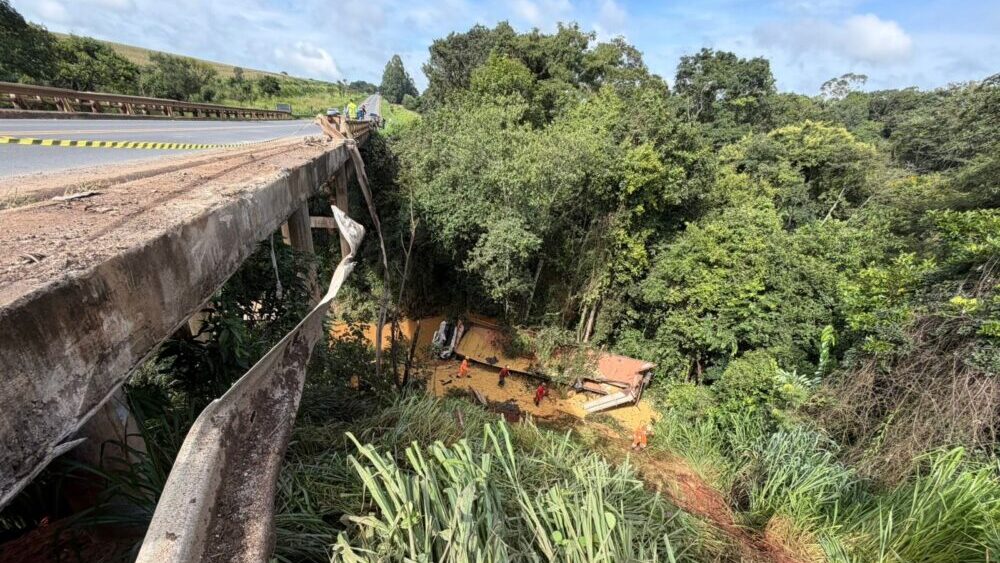 Motorista segue desaparecido após caminhão despencar de ponte na BR-365, em Patos de Minas