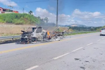 Caminhão é destruído por incêndio na BR 381 em Caeté