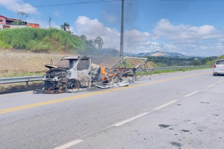 Caminhão é destruído por incêndio na BR 381 em Caeté