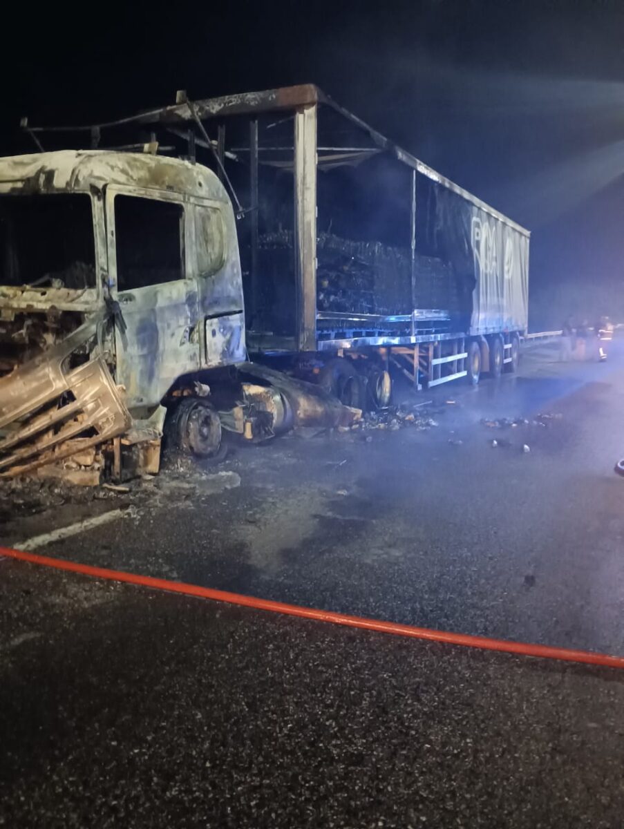Incêndio destrói cavalo mecânico de caminhão e mobiliza bombeiros na BR-381