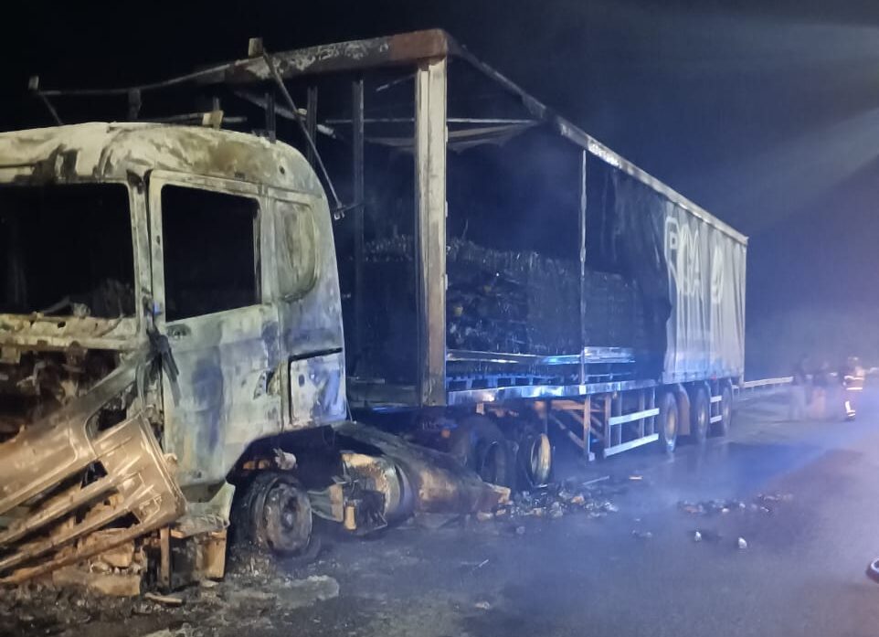 Incêndio destrói cavalo mecânico de caminhão e mobiliza bombeiros na BR-381
