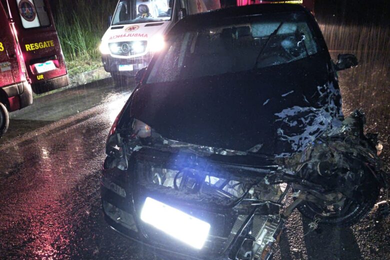 Colisão frontal entre carros deixa três feridos na BR-356