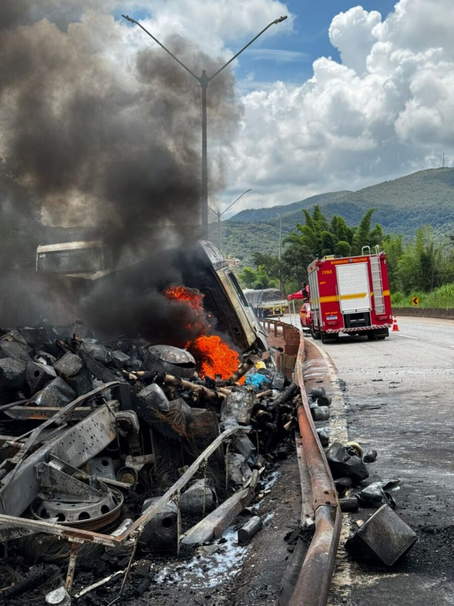Colisão entre caminhões provoca incêndio e mobiliza bombeiros na BR-381