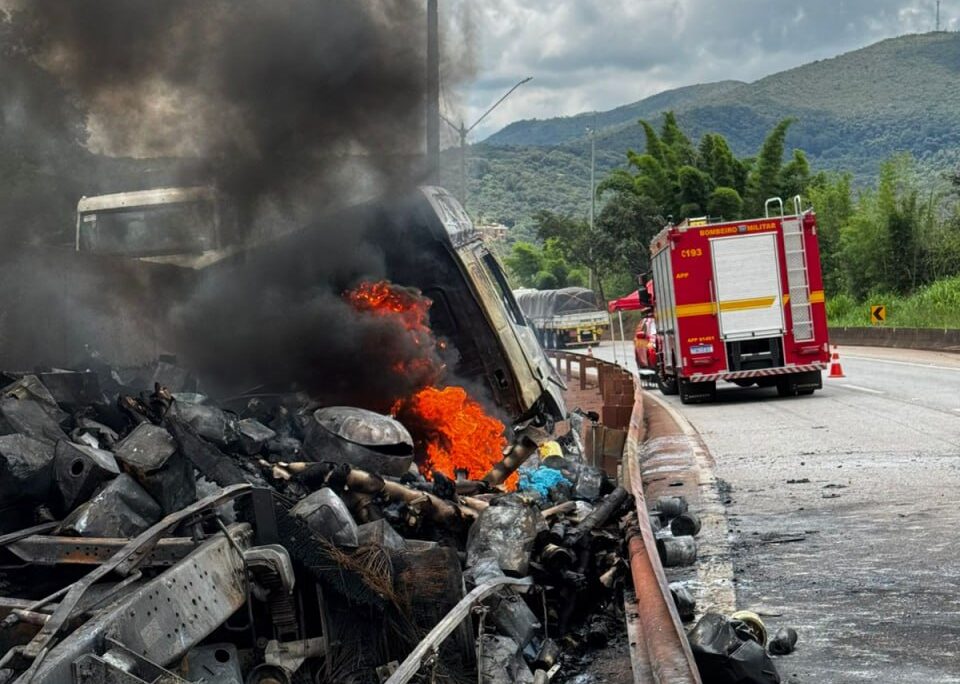 Colisão entre caminhões provoca incêndio e mobiliza bombeiros na BR-381