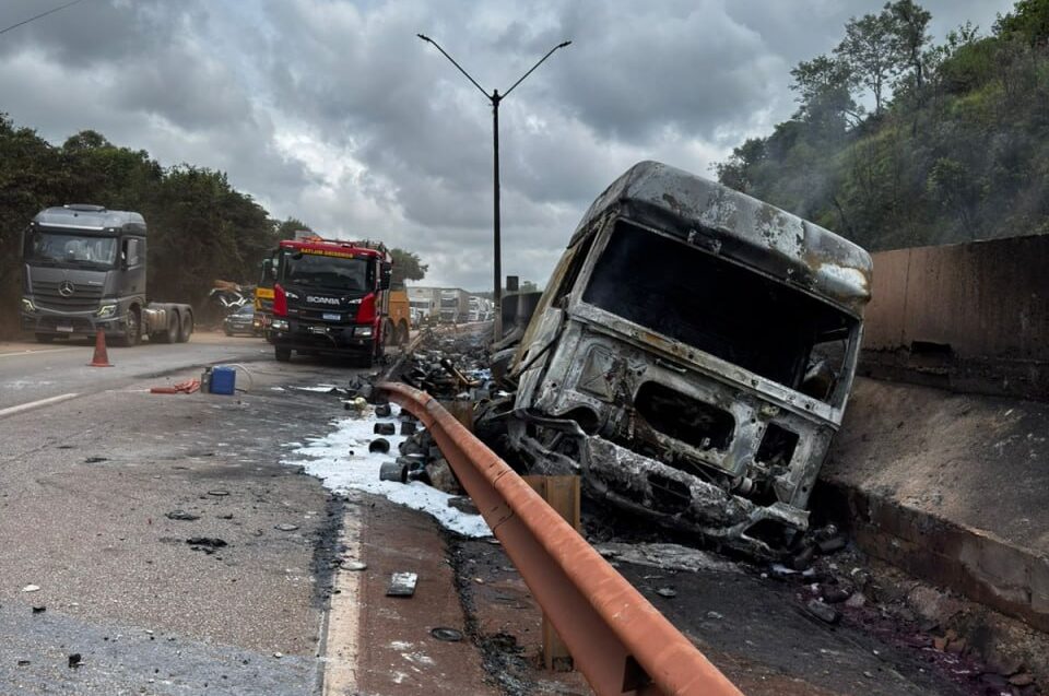 Colisão entre caminhões provoca incêndio e mobiliza bombeiros na BR-381