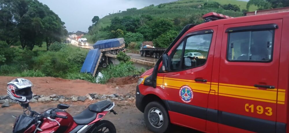Carreta sai da pista, atinge ponte e cai em rio após acidente na BR-262