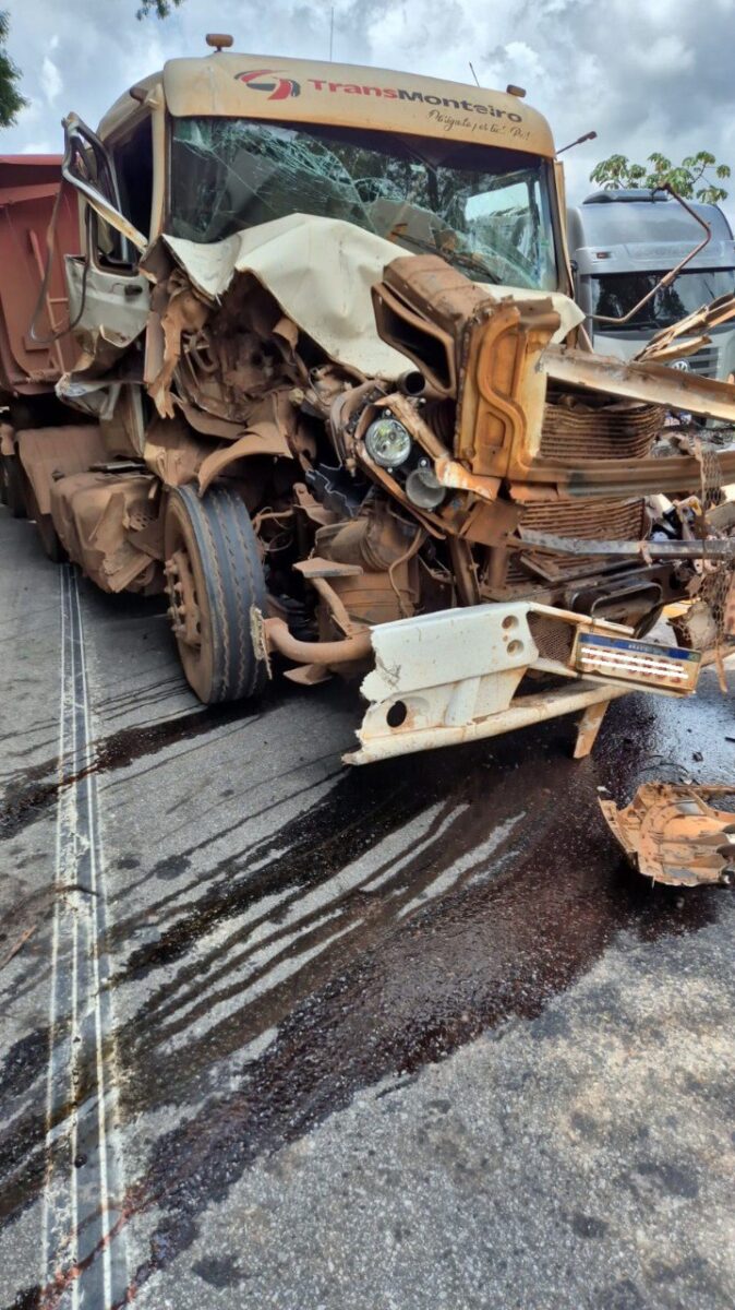 Engavetamento entre três caminhões deixa motorista ferido na BR-381, em São Gonçalo do Rio Abaixo