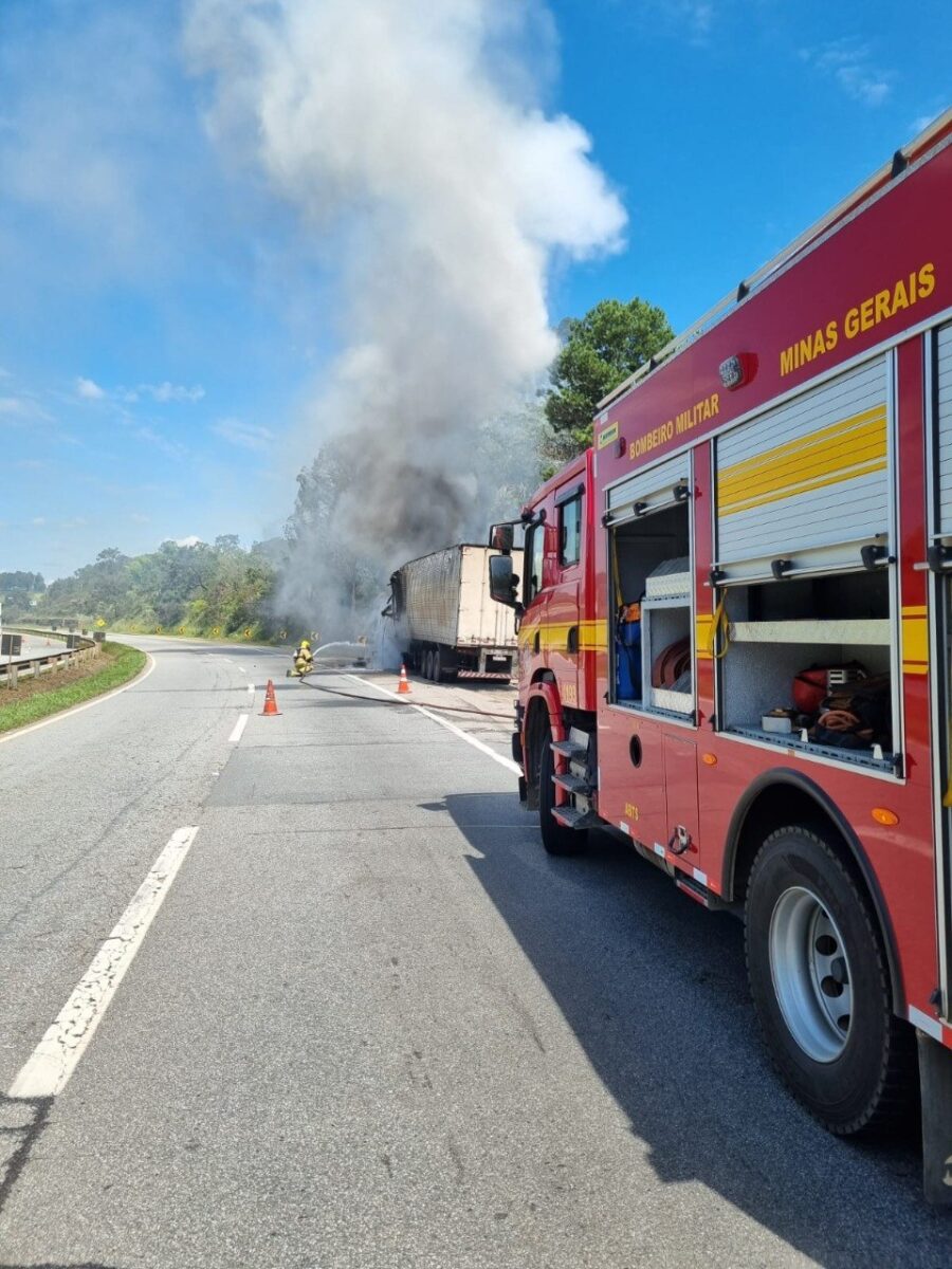 Incêndio atinge caminhão na BR-381 em Oliveira e mobiliza bombeiros