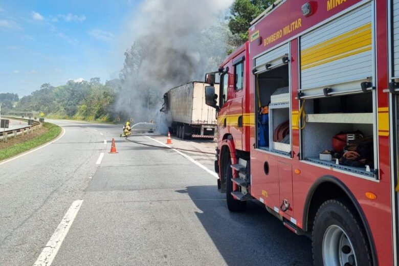 Incêndio atinge caminhão na BR-381 em Oliveira e mobiliza bombeiros