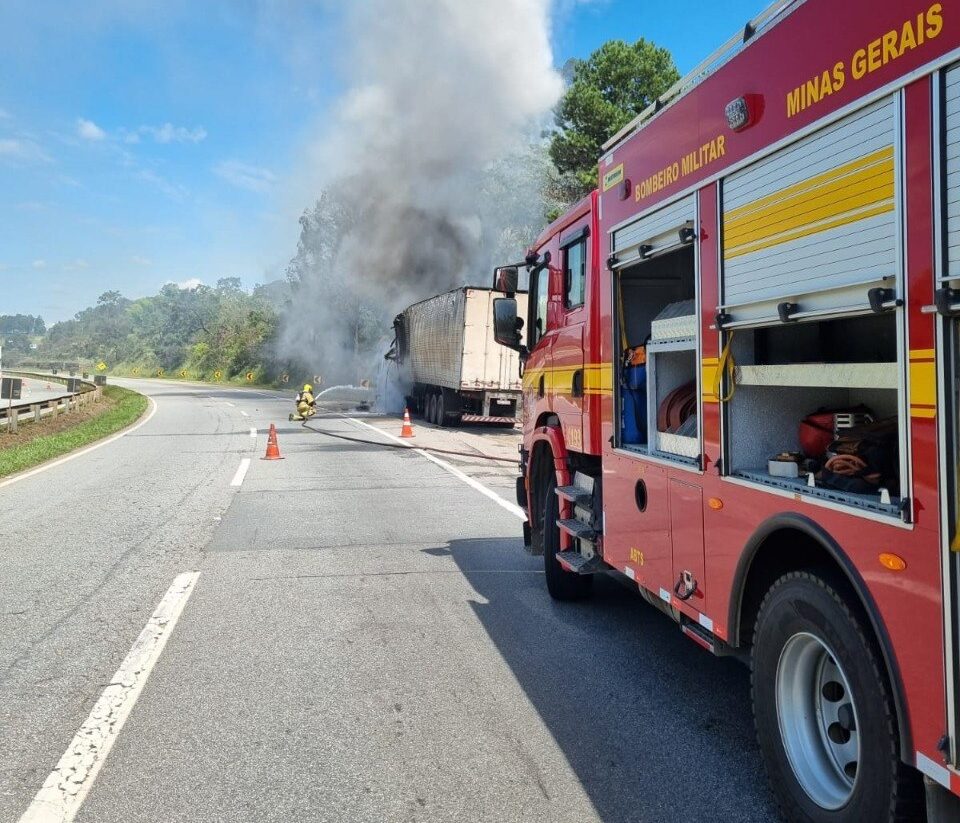 Incêndio atinge caminhão na BR-381 em Oliveira e mobiliza bombeiros
