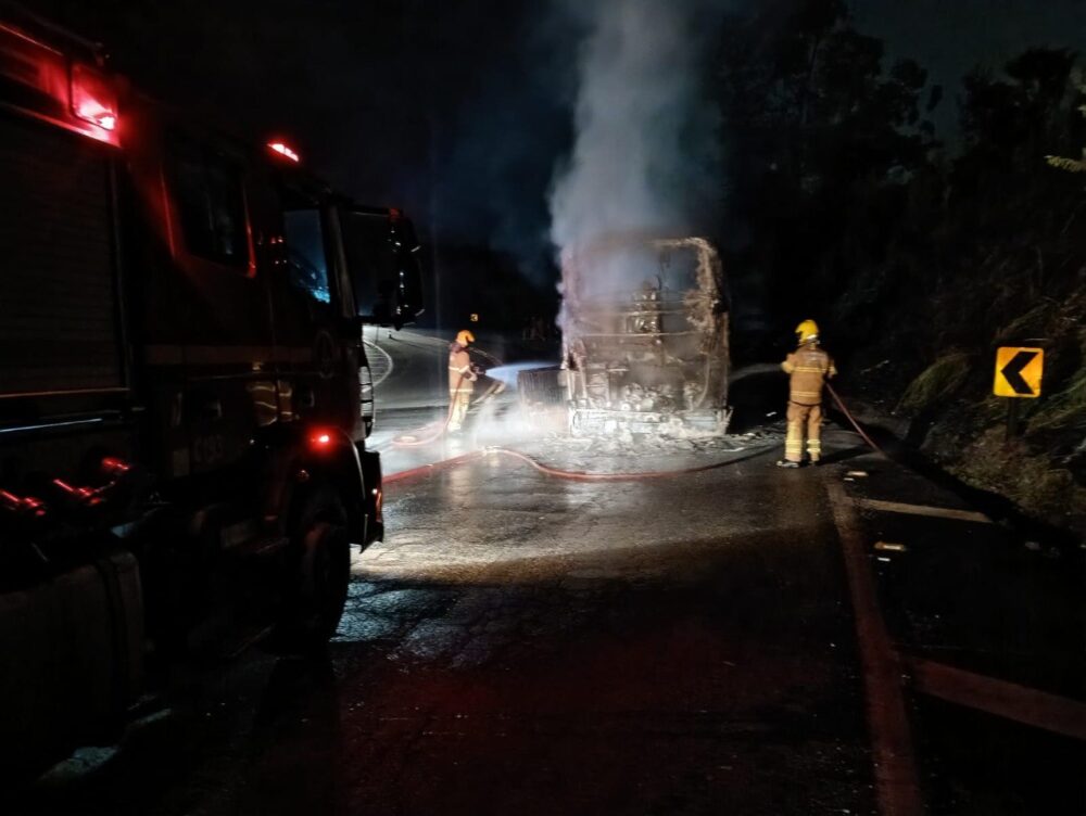 Ônibus com 26 passageiros pega fogo após atingir motocicleta na BR-040