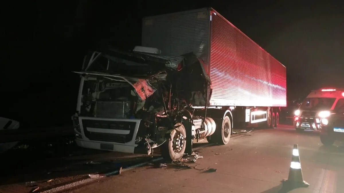 Motorista sofre amputação após acidente entre carreta e caminhão na BR-381