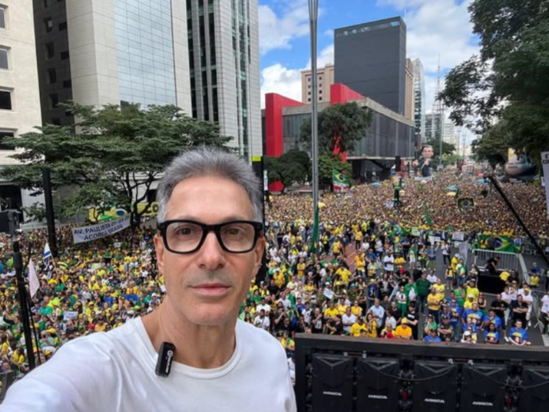 Governador Romeu Zema participa de ato na Avenida Paulista, neste domingo (1).