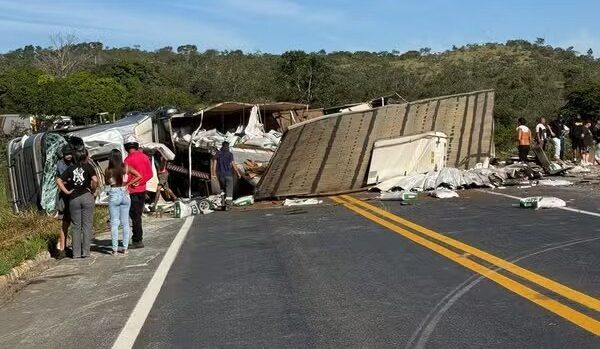 Carreta tomba, atinge veículos e deixa dois mortos e oito feridos na BR-251