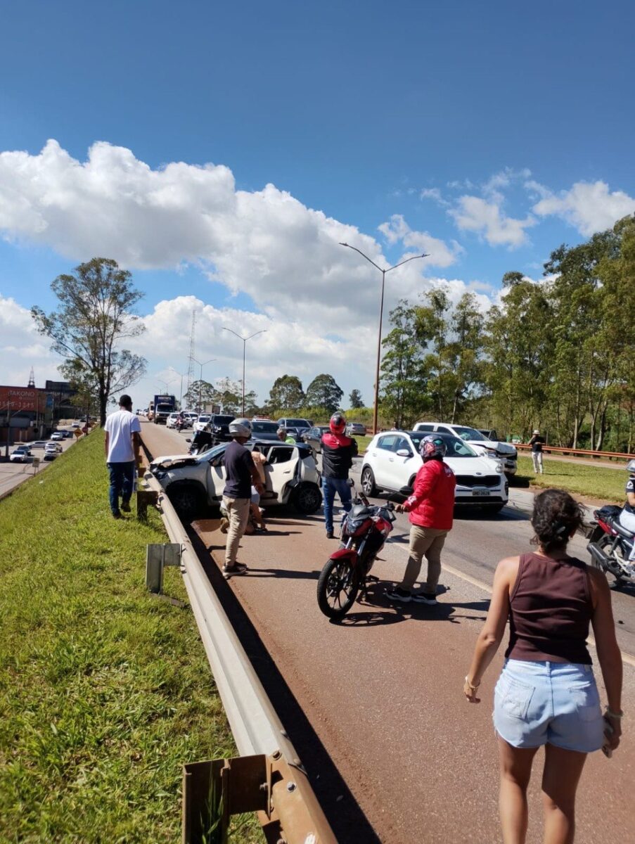 Engavetamento com seis veículos deixa criança ferida na BR-040, em Nova Lima