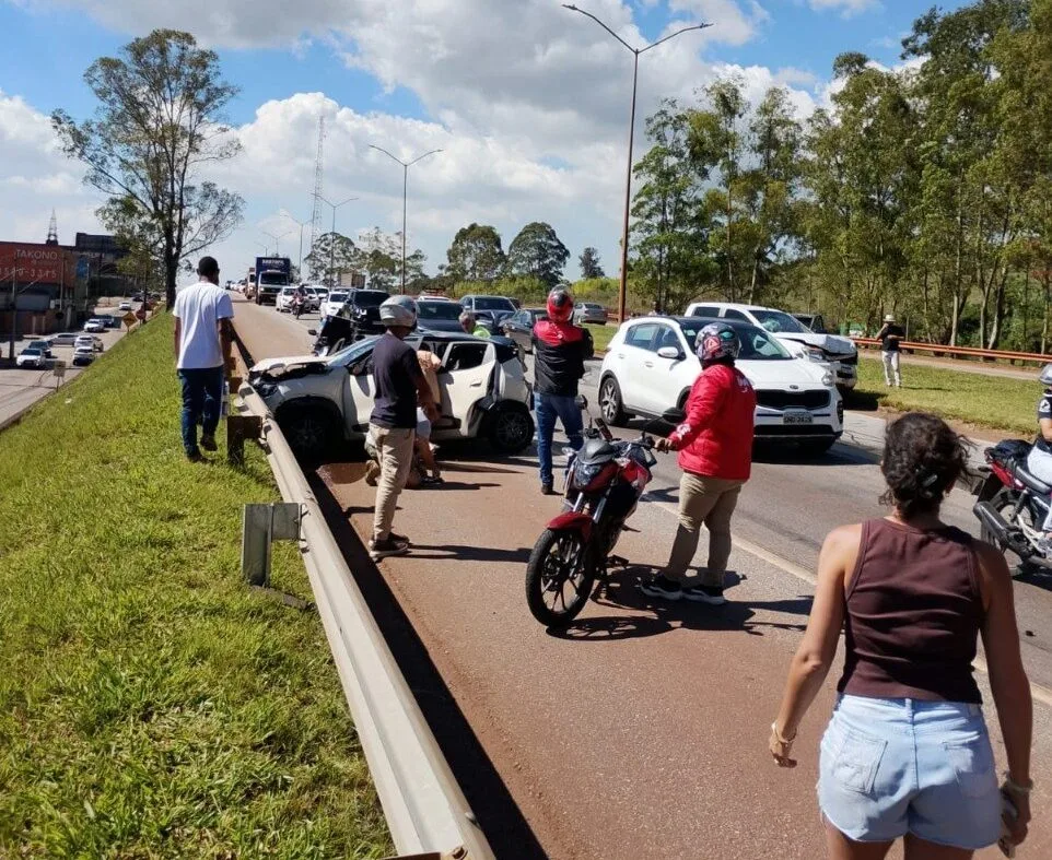 Engavetamento com seis veículos deixa criança ferida na BR-040, em Nova Lima