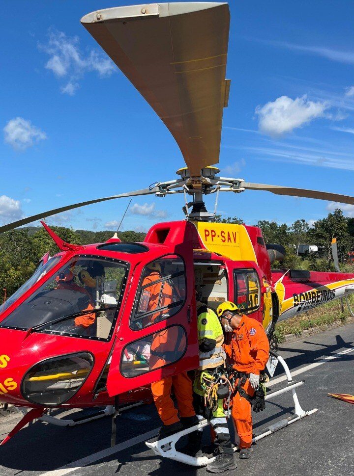 Carreta tomba, atinge veículos e deixa dois mortos e oito feridos na BR-251