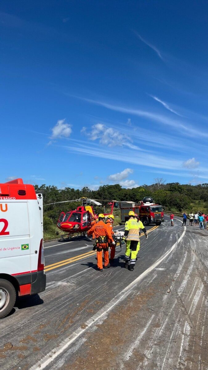 Carreta tomba, atinge veículos e deixa dois mortos e oito feridos na BR-251