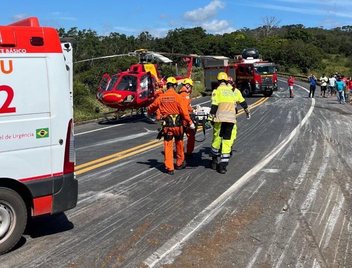 Carreta tomba, atinge veículos e deixa dois mortos e oito feridos na BR-251