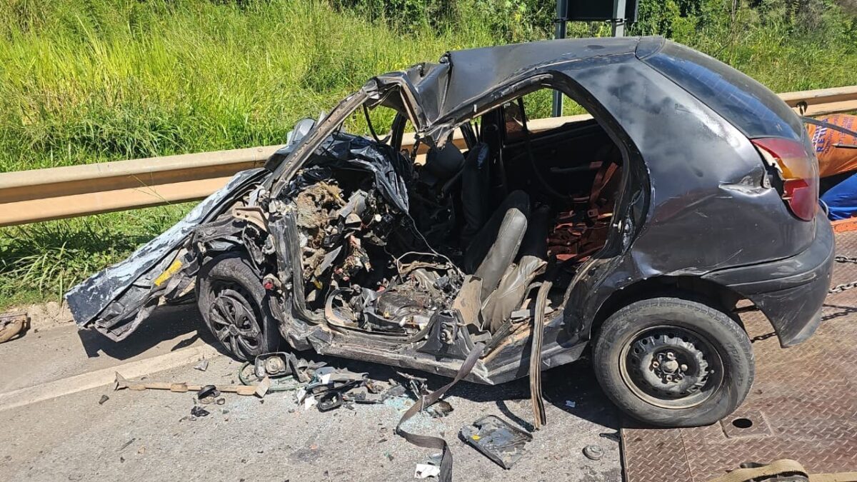 Jovem morre preso às ferragens após colisão frontal com caminhão na MG-050