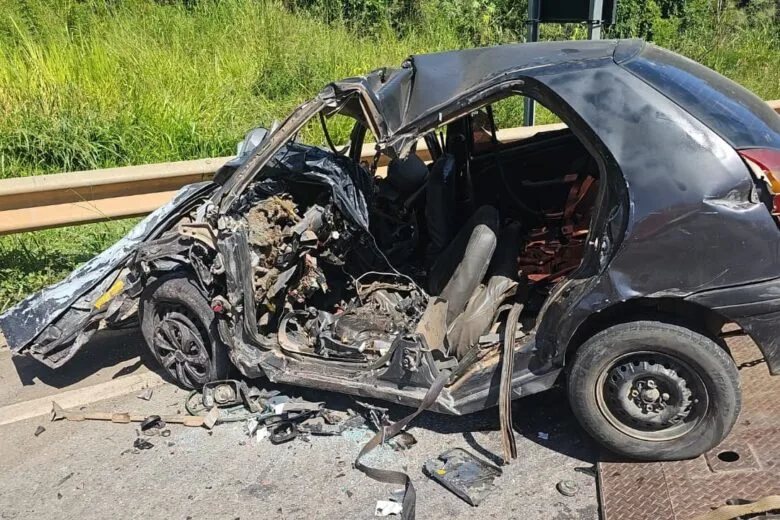 Jovem morre preso às ferragens após colisão frontal com caminhão na MG-050
