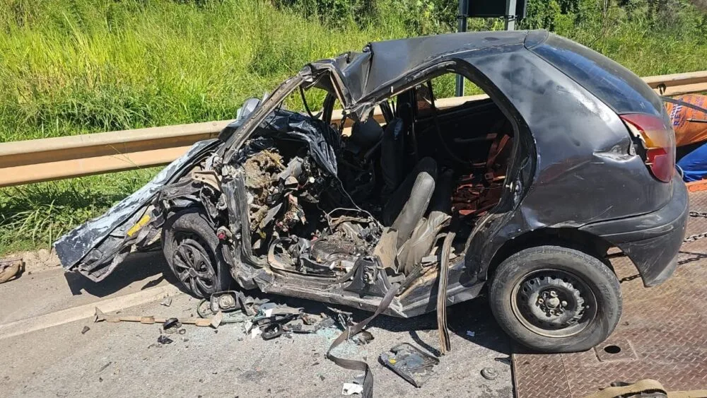 Jovem morre preso às ferragens após colisão frontal com caminhão na MG-050