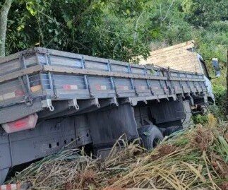 Homem morre preso às ferragens após colisão entre carro e caminhão na BR-262