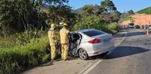 Homem morre preso às ferragens após colisão entre carro e caminhão na BR-262