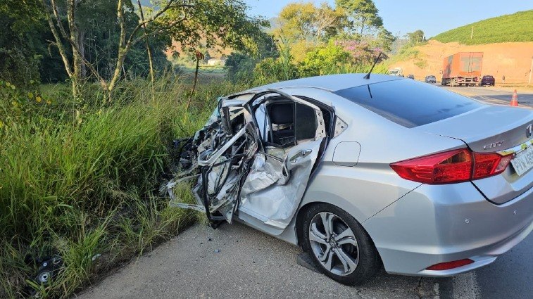 Homem morre preso às ferragens após colisão entre carro e caminhão na BR-262