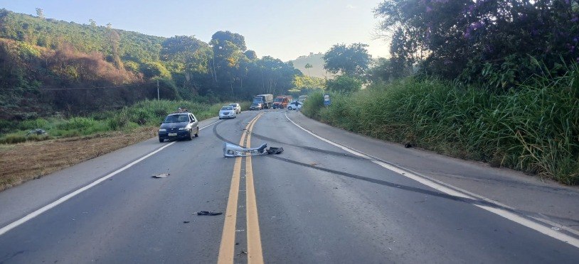 Homem morre preso às ferragens após colisão entre carro e caminhão na BR-262