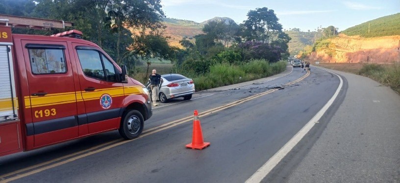 Homem morre preso às ferragens após colisão entre carro e caminhão na BR-262