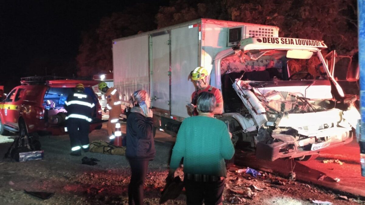 Colisão entre caminhão e carreta deixa vítima presa às ferragens na MG-158