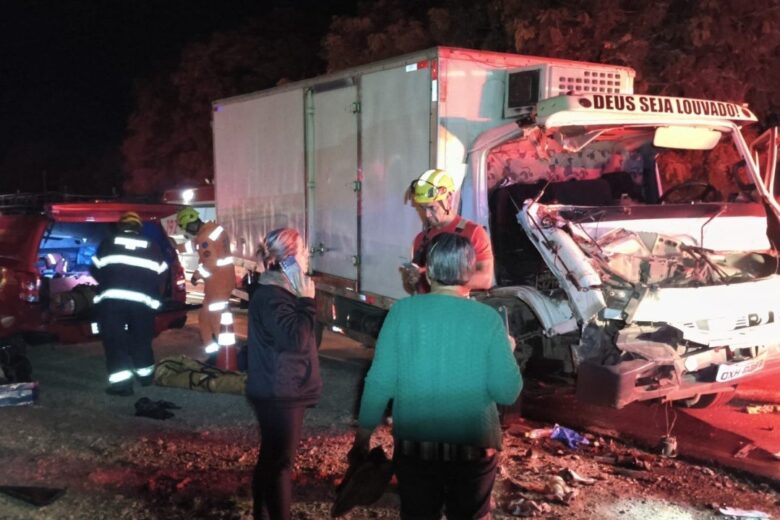 Colisão entre caminhão e carreta deixa vítima presa às ferragens na MG-158