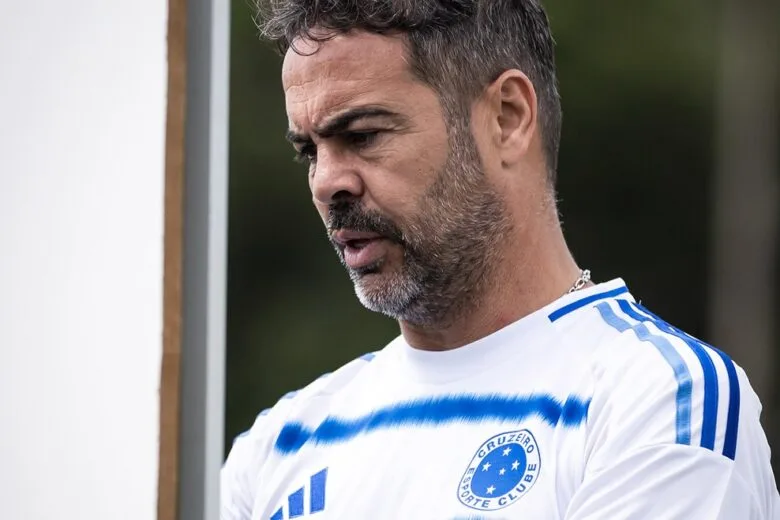 Sob pressão por reação no Brasileirão, Cruzeiro estreia Artur Jorge contra o Vitória; Rádio Caraça transmite o jogo