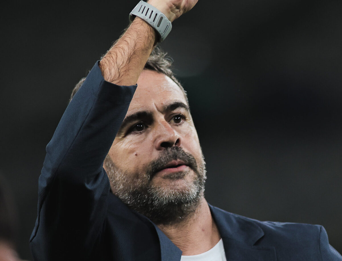 “Foi uma vitória completamente justa”, diz Artur Jorge após triunfo do Cruzeiro no Mineirão; assista aos melhores momentos da partida