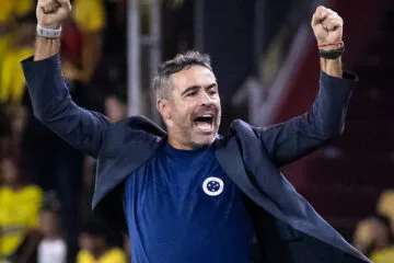 “A equipe demonstrou caráter e personalidade”, diz Artur Jorge após vitória do Cruzeiro na estreia da Libertadores