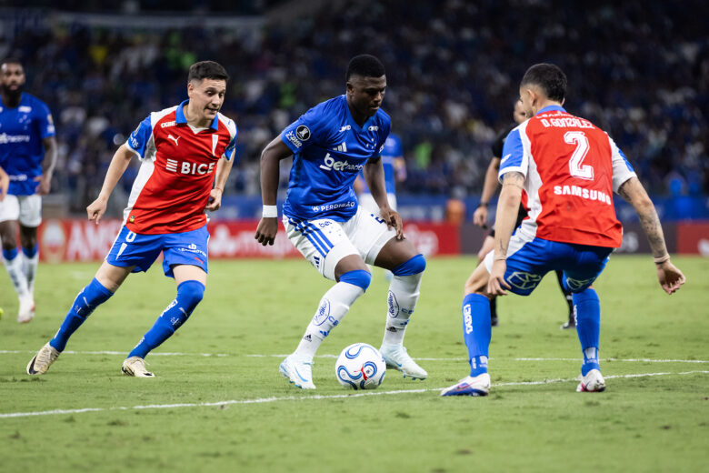 Cruzeiro vacila no fim e perde para Universidad Católica na Libertadores