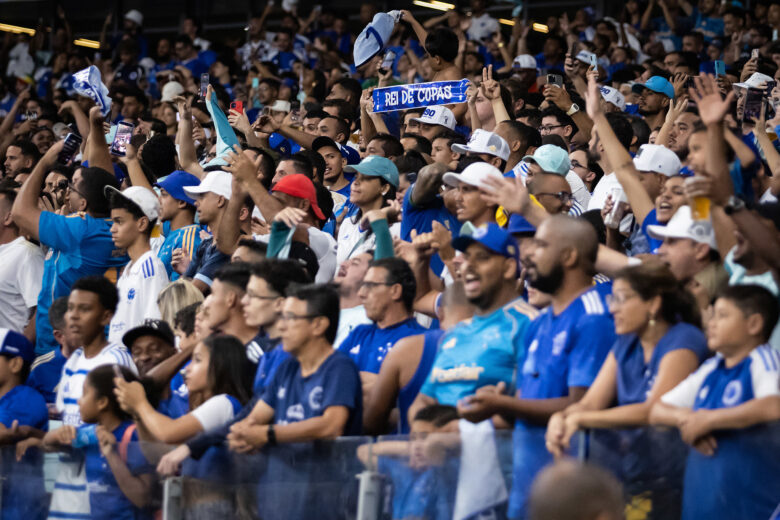 No Mineirão, Cruzeiro enfrenta o Grêmio e pode deixar o Z4 do Brasileirão; Rádio Caraça transmite o jogo