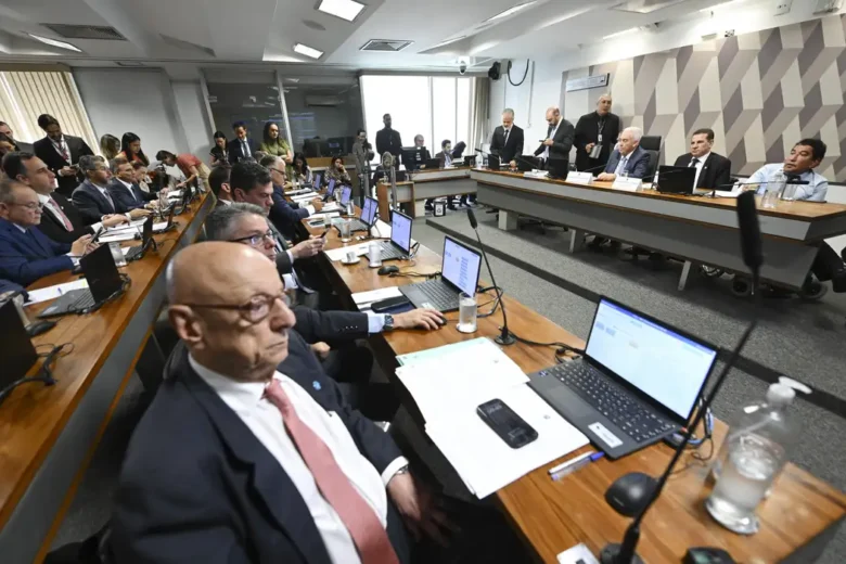 CCJ do Senado aprova fim da aposentadoria compulsória como punição